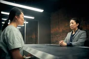 Geist (Jung Sun den Hollander, l.); Eve Polastri (Sandra Oh, r.)