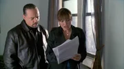 Ein anonymer Brief mit Fotos von einem halbnackten Jungen führt das SVU-Team zu einem Gebäude in der Fort Washington Avenue. Detective Fin Tutuola (Ice-T) und Detective Olivia Benson (Mariska Hargitay) ermitteln. Ein anonymer Brief mit Fotos von einem halbnackten Jungen führt das SVU-Team zu einem Gebäude in der Fort Washington Avenue. Detective Fin Tutuola (Ice-T) und Detective Olivia Benson (Mariska Hargitay) ermitteln.