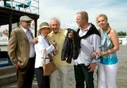 Thomas (Harald Krassnitzer, 2.v.r.) und Claudia (Susanne Michel, r.) mit Blasius (Branko Samarovski, l.), Hermine (Christine Ostermayer, 2.v.l.) und Gottfried (Wolfgang H&uuml;bsch, 3.v.l.) auf einer idyllischen Schifffahrt.