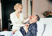 Heide Achimsen (Katja Riemann) k&uuml;mmert sich um ihren Mann Uwe (Wolfgang Stumph).