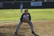 Coach Babbitt (Brooke Dillman) versucht ihr Bestes, um Mikes Softball-Team auf Erfolgskurs zu bringen, w&auml;hrend Lexie ihre Gef&uuml;hle f&uuml;r Axl entdeckt ...