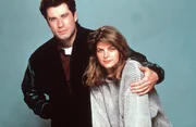 Der freundliche Taxifahrer James (John Travolta, l.) hilft der allein erziehenden Molly (Kirstie Alley, r.) und ihrem Sohn Mikey, denn Mikey kann sprechen und hat ein ziemlich freches Mundwerk!