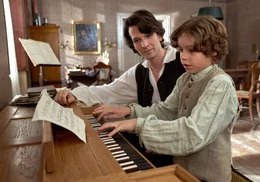 Der rebellische Schauspieler Pfeiffer (Sabin Tambrea) pr&auml;gt den achtj&auml;hrigen Louis van Beethoven (Colin P&uuml;tz, re.).