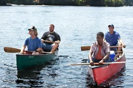 Zur Beerdigung ihres ehemaligen Trainers treffen (v.l.n.r.) Marcus Higgins (David Spade), Eric Lamonsoff (Kevin James), Kurt McKenzie (Chris Rock) und Lenny Feder (Adam Sandler) nach vielen Jahren wieder aufeinander. Sie verbringen das Wochenende in einem Haus am See, wo sie als Kinder oft waren ...