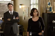 Hotch (Thomas Gibson, l.) und sein Team sind auf der Suche nach einem Serienmörder, der seine Opfer unkenntlich zurücklässt. Unterstützung erhalten sie dabei von der neuen Kollegin Agentin Kate Callahan (Jennifer Love Hewitt, r.) ... Hotch (Thomas Gibson, l.) und sein Team sind auf der Suche nach einem Serienmörder, der seine Opfer unkenntlich zurücklässt. Unterstützung erhalten sie dabei von der neuen Kollegin Agentin Kate Callahan (Jennifer Love Hewitt, r.) ...
