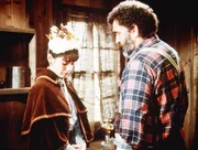 Mr. Edwards (Victor French, r.) sagt Jane (Jill Schoelen, l.), dass er zu alt für sie ist. Mr. Edwards (Victor French, r.) sagt Jane (Jill Schoelen, l.), dass er zu alt für sie ist.