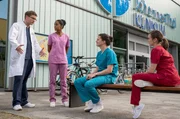 Ausbilder Dr. Elias Bähr (Stefan Ruppe, l.) fühlt sich von Emma Jahn (Elisa Agbaglah, 2.v.l.), Tom Zondek (Tilman Pörzgen, 2.v.r.) und Rebecca Krieger (Milena Straube, l.) zu wenig respektiert. Ausbilder Dr. Elias Bähr (Stefan Ruppe, l.) fühlt sich von Emma Jahn (Elisa Agbaglah, 2.v.l.), Tom Zondek (Tilman Pörzgen, 2.v.r.) und Rebecca Krieger (Milena Straube, l.) zu wenig respektiert.