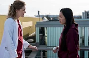 Luna Reinhard (Andrea Guo, r.) leidet unter immer wieder kehrenden Schmerzattacken. Dr. Winter (Juliane Fisch) versucht, ihr Vertrauen zu gewinnen.