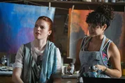 Clare (Rose Leslie, l.) und Charisse (Natasha Lopez, r.)