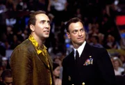 Bei einem Boxkampf in der "Casino Arena" von Atlantic City trifft der Cop Rick Santoro (Nicolas Cage, l.) seinen alten Freund Kevin Dunne (Gary Sinise, r.), der den ebenfalls anwesenden Verteidigungsminister bewachen soll.