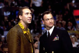 Bei einem Boxkampf in der "Casino Arena" von Atlantic City trifft der Cop Rick Santoro (Nicolas Cage, l.) seinen alten Freund Kevin Dunne (Gary Sinise, r.), der den ebenfalls anwesenden Verteidigungsminister bewachen soll.