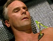 O´Neill (Richard Dean Anderson) wird aus einer Art Starre aufgetaut. Als er zu sich kommt wird er von zwei fremden Gesichtern begrüßt... O´Neill (Richard Dean Anderson) wird aus einer Art Starre aufgetaut. Als er zu sich kommt wird er von zwei fremden Gesichtern begrüßt...