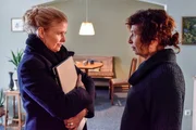 Vera Lanz (Katharina Böhm, l.) bietet Marion Fest (Teresa Harder, r.) ihre Hilfe an. Vera Lanz (Katharina Böhm, l.) bietet Marion Fest (Teresa Harder, r.) ihre Hilfe an.
