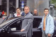 J&uuml;rgen Grabert (Tim Wilde, 2.v.r.) und seine Sohn Benny (Arnel Taci, re.) werden erneut von Kehler (Wolfgang Bathke, 2.v.l.) und Bonhoff (Wolfgang Krewe, l.) abgeholt. Haben sie doch ein Motiv f&uuml;r den Mord an Tobias?