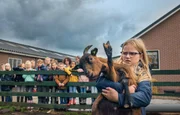 Floor (Bobbie Mulder) hält eine Ziege.