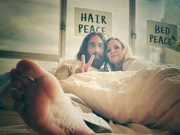 John Lennon (Alexander Schubert) hat einen "Bad Hair Day". Bei seinem Bed-In kommt es zu einer unvorhergesehenen Wendung. Nicht seine Frau Yoko Ono liegt neben ihm im Bett, sondern ein holl&auml;ndisches Groupie (Jasmin Schwiers).