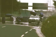 Semir verfolgt mit seinem Wagen einen Mercedes, der mit 160 km/h &uuml;ber die Autobahn rast. Das Gaspedal des Wagens klemmt ...