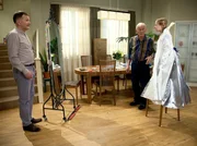 Lisas (Ella Zirzow, re.) Kleid f&uuml;r die Schulauff&uuml;hrung ist kaputt gegangen. Als sie das Ergebnis von Jonas' Reparaturversuch sieht, ist sie verzweifelt. Otto Stein (Rolf Becker, 2.v.re.) versucht sie zu beruhigen. Roland Heilmann (Thomas R&uuml;hmann, li.) verspricht seiner Tochter, das Kleid wieder in Ordnung zu bringen.