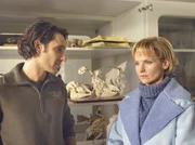 Da Lukas Versetzung gefährdet ist, sucht Dr. Kathrin Globisch den Klassenlehrer von Lukas, Holger Wenner auf. Holger Wenner (Falk-Willy Wild) und Dr. Kathrin Globisch (Andrea Kathrin Loewig). Da Lukas Versetzung gefährdet ist, sucht Dr. Kathrin Globisch den Klassenlehrer von Lukas, Holger Wenner auf. Holger Wenner (Falk-Willy Wild) und Dr. Kathrin Globisch (Andrea Kathrin Loewig).