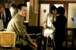 Durch die Verletzungen, die sich Dewey (David Arquette) bei dem Versuch Sidney vor dem skrupellosen Killer zu sch&uuml;tzen, zugezogen hat, muss er seine vielversprechende Karriere als Hilfssheriff aufgeben ...