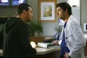 Izzie spricht sich gegen eine OP aus. Alex (Justin Chambers, l.) dreht fast durch und sucht Rat bei Derek (Patrick Dempsey, r.) ...