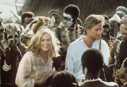 Joan (Kathleen Turner, l.) und Jack (Michael Douglas, r.) k&ouml;nnen vor Omars Schergen zu den Nubiern fliehen. Doch wie lange werden sie hier in Sicherheit sein?