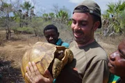 Miguel Pedrono mit einer Angonoka - der seltensten Schildkr&ouml;te der Welt.