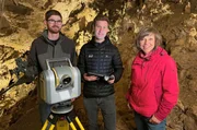 Elias Pantle (links), Jonas Marquardt (Mitte) und Annette Krause. Die beiden Herren haben eine Bachelor-Arbeit über die Vermessung der Kolbinger Höhle per Laserscanning und Photogrammetrie geschrieben. Elias Pantle (links), Jonas Marquardt (Mitte) und Annette Krause. Die beiden Herren haben eine Bachelor-Arbeit über die Vermessung der Kolbinger Höhle per Laserscanning und Photogrammetrie geschrieben.