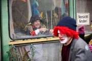 Weiberfastnacht in Köln: Semir (Erdogan Atalay) und Paul gehen durch eine Bauhalle für Karnevalswagen und entdecken plötzlich die drei Clowns von dem Überfall. Weiberfastnacht in Köln: Semir (Erdogan Atalay) und Paul gehen durch eine Bauhalle für Karnevalswagen und entdecken plötzlich die drei Clowns von dem Überfall.