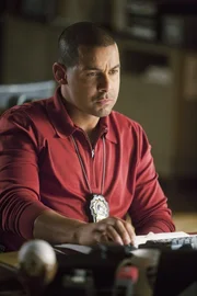 Eine seltsame Entdeckung weckt das Interesse des Ermittlers Javier Esposito (Jon Huertas).