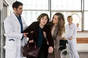 Evas Mutter wollte sich selbst entlassen, doch gesund ist sie nicht. Eva muss sie stützen. V.l.n.r. Dr. Niklas Ahrend (Roy Peter Link), Birgit Ludwig (Irene Rindje), Eva Ludwig (Sarina Radomski), Komparsin.