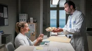 Dr. Hannes Stresow (Benjamin Gr&uuml;ter, re.) und Nora (Tanja Wedhorn) sind ein Team geworden.