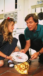 Stefan (Sigmar Solbach) und Iris (Jana Kilka) nach einem mi&szlig;gl&uuml;ckten Versuch, einen Pfannkuchen zu wenden.