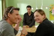 Bastian (Bastian Pastewka, M.) beobachtet missgelaunt, wie Anne (Sonsee Neu, r.) und ihr Ex-Freund Jo (René Steinke, l.) in harmonischer Zweisamkeit die Hochzeitsvorbereitungen ihrer gemeinsamen Freundin Susanne besprechen. Bastian (Bastian Pastewka, M.) beobachtet missgelaunt, wie Anne (Sonsee Neu, r.) und ihr Ex-Freund Jo (René Steinke, l.) in harmonischer Zweisamkeit die Hochzeitsvorbereitungen ihrer gemeinsamen Freundin Susanne besprechen.