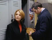 Eames (Kathryn Erbe) und Goren (Vincent D'Onofrio) finden heraus, dass mehrere Jungen unter mysteriösen Umständen verschwunden sind. Eames (Kathryn Erbe) und Goren (Vincent D'Onofrio) finden heraus, dass mehrere Jungen unter mysteriösen Umständen verschwunden sind.