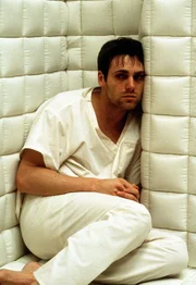 Daniel (Michael Shanks, Bild) hat alle Symptome von Schizophrenie. Er hört seltsame Stimmen und sieht überall Goa´Uld-Leichen. Daniel (Michael Shanks, Bild) hat alle Symptome von Schizophrenie. Er hört seltsame Stimmen und sieht überall Goa´Uld-Leichen.