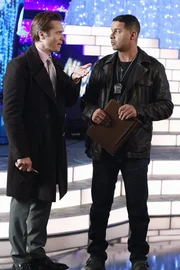 Als Odette Morton, die Teilnehmerin der Tanzshow "A Night of Dance" erschossen in ihrer Garderobe aufgefunden wird, &uuml;bernehmen Kevin Ryan (Seamus Dever, l.) und Javier Esposito (Jon Huertas, r.) die Ermittlungen ...