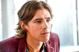 Devon (Brenton Thwaites) ist von seiner neuen Bekanntschaft total fasziniert.