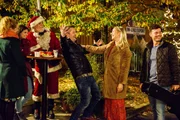 Für Ingo (André Dietz) wird Weihnachten perfekt, als neben (v.l.) Steffi (Madeleine Krakor), Pauline (Maike-Johanna Reuter), Klaus Sandmann (Curd Berger) und Ben (Jörg Rohde, r.) auch Marie (Cheyenne Pahde) zu seiner Party kommt. Für Ingo (André Dietz) wird Weihnachten perfekt, als neben (v.l.) Steffi (Madeleine Krakor), Pauline (Maike-Johanna Reuter), Klaus Sandmann (Curd Berger) und Ben (Jörg Rohde, r.) auch Marie (Cheyenne Pahde) zu seiner Party kommt.