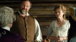 Pierre (Gr&eacute;gory Gadebois) und Louise (Isabelle Carr&eacute;) erwarten einen besonderen Gast.
