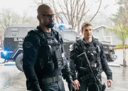 Daniel 'Hondo' Harrelson (Shemar Moore, l.) und Jim Street (Alex Russell)