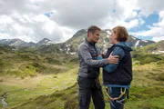 Carsten (Roman Knizka, l.) und Sabine Lechner (Muriel Baumeister, r.) geraten auf dem Berg immer mehr in Streit. Die Beziehung hängt am seidenen Faden. Carsten (Roman Knizka, l.) und Sabine Lechner (Muriel Baumeister, r.) geraten auf dem Berg immer mehr in Streit. Die Beziehung hängt am seidenen Faden.