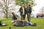 Die Cops stellen fest, dass Josef Wiesinger einem Mordanschlag zum Opfer fiel (v.li.: Igor Jeftic, Joseph Hannesschläger, Max Müller). Die Cops stellen fest, dass Josef Wiesinger einem Mordanschlag zum Opfer fiel (v.li.: Igor Jeftic, Joseph Hannesschläger, Max Müller).