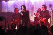 Auf einem Konzert der legendären Heavy-Metal-Band Black Sabbath mit Leadsänger Ozzy Osbourne (M.) treffen sich die CSI-Ermittler mit einem Journalisten. Auf einem Konzert der legendären Heavy-Metal-Band Black Sabbath mit Leadsänger Ozzy Osbourne (M.) treffen sich die CSI-Ermittler mit einem Journalisten.