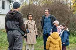 Naiv skandieren die Kinder &bdquo;Rotfront verrecke&ldquo;, wie sie es vom Papagei gelernt haben, was den Nachbarn (Holger Stockhaus, ganz links) auf den Plan ruft. Wie k&ouml;nnen Beyza Kaya-Westermaier (Uygar Tamer) und Nathan (Hans L&ouml;w) reagieren?