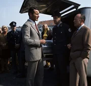 Mit seinen Ermittlungen muss der Kommissar (Erik Ode, r.) rasch zu einem Ergebnis kommen, wenn er verhindern will, dass zwei weitere Morddrohungen wahr werden. Heines (Reinhard Glemnitz, l.)