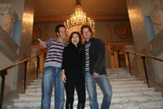 Willi (links) mit Akiko und Nikolai auf der Operntreppe der Bayerischen Staatsoper in M&uuml;nchen.