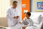 Pfleger Hans-Peter Brenner (Michael Trischan) kontrolliert Noahs (Bruno Renne) Temperatur. Doch Noah versucht zu schummeln. Brenner erkl&auml;rt dem Jungen, dass er "so" nicht gesund wird.