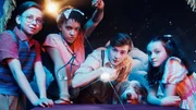 Von links: Die F&uuml;nf Freunde Dick (Kit Rakusen), George (Diaana Babnicova), Julian (Elliott Rose), Timmy (Kip) und Anne (Flora Jacoby Richardson): Sie gehen dem Geheimnis hinter dem "Auge der Morgenr&ouml;te" auf den Grund.