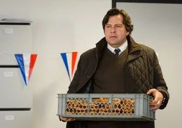 Roland Reuter (Hans-Jochen Wagner) ist stolz auf seine Brezeln.